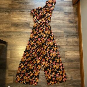 Size small on shoulder ruffle top with wide pants romper